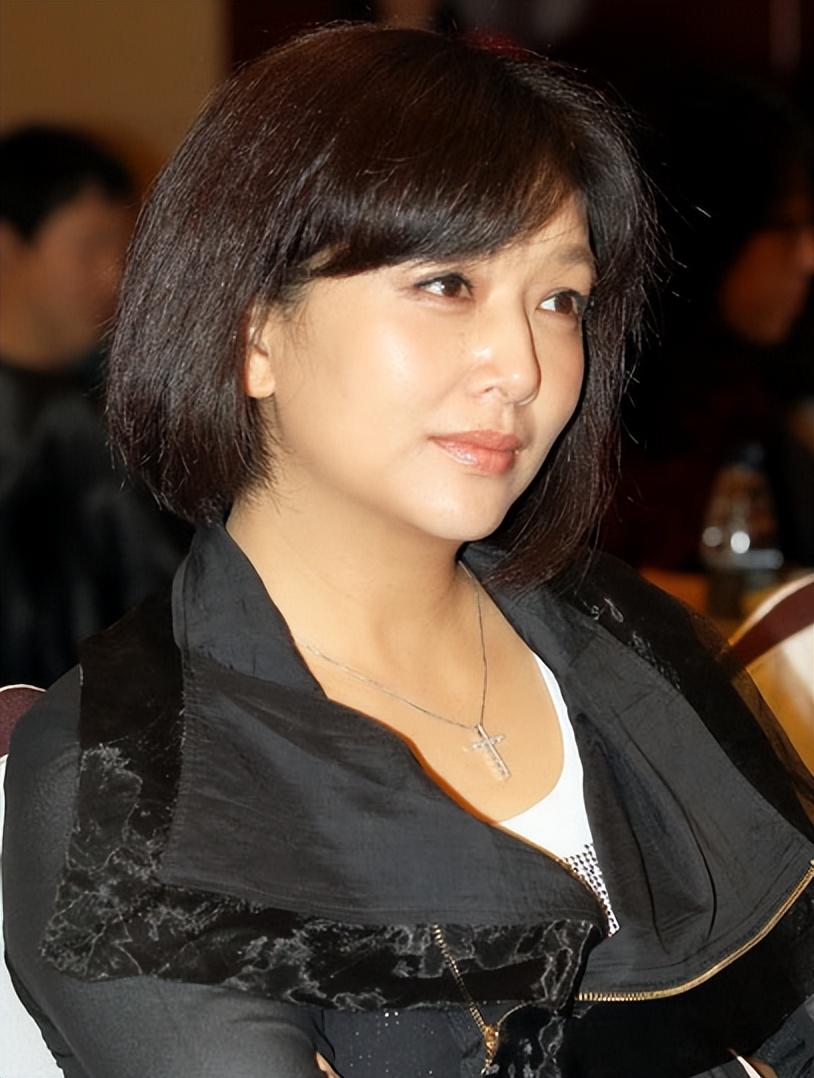 靳东现实中的妻子 靳东现实中的妻子叫什么 