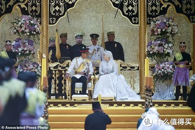 文莱王子大婚 文莱王子大婚前吻妈妈手背 文莱王子大婚 文莱王子大婚前吻妈妈手背