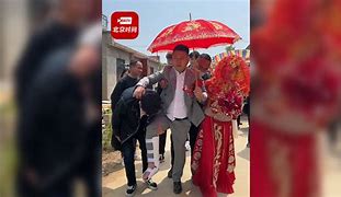 新郎成婚前被200斤伴侣闹喜压骨折 成婚当天被新郎摈弃,新娘喊话谁娶我就嫁 新郎成婚前被200斤伴侣闹喜压骨折 成婚当天被新郎摈弃,新娘喊话谁娶我就嫁