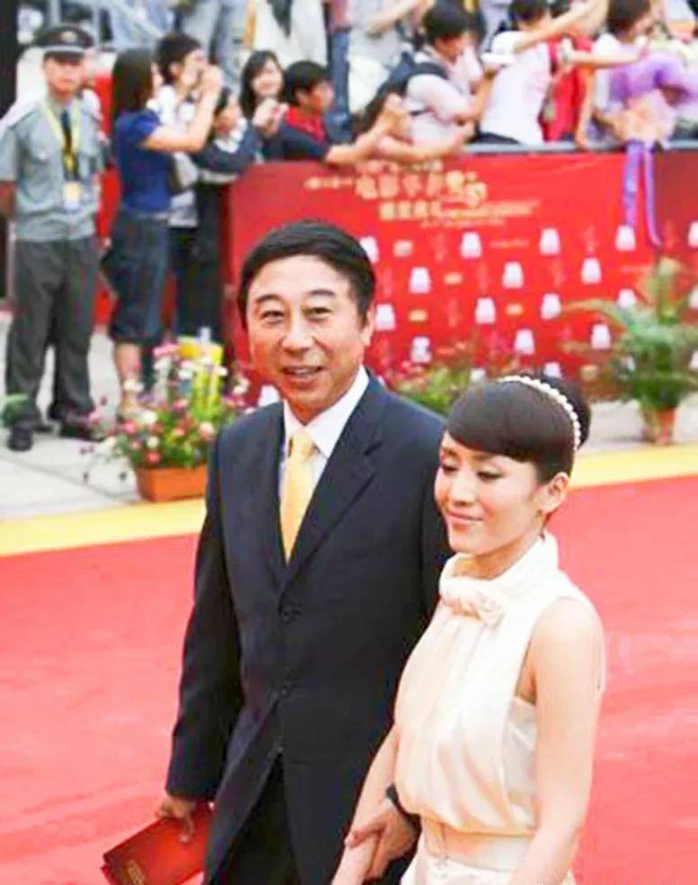 冯巩妻子艾慧 冯巩妻子艾慧团体简介 冯巩妻子艾慧 冯巩妻子艾慧团体简介