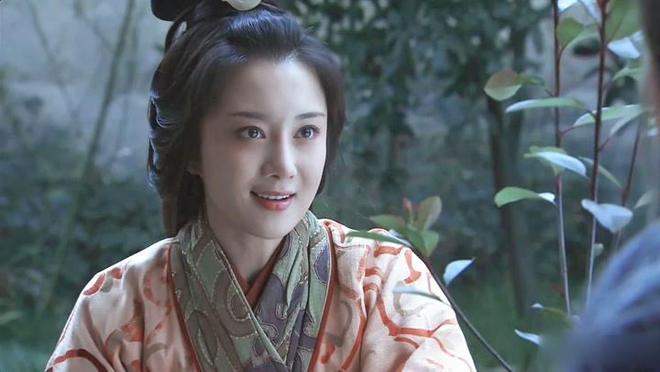李依晓整容前后的复杂引见 李依晓整容前后的复杂引见