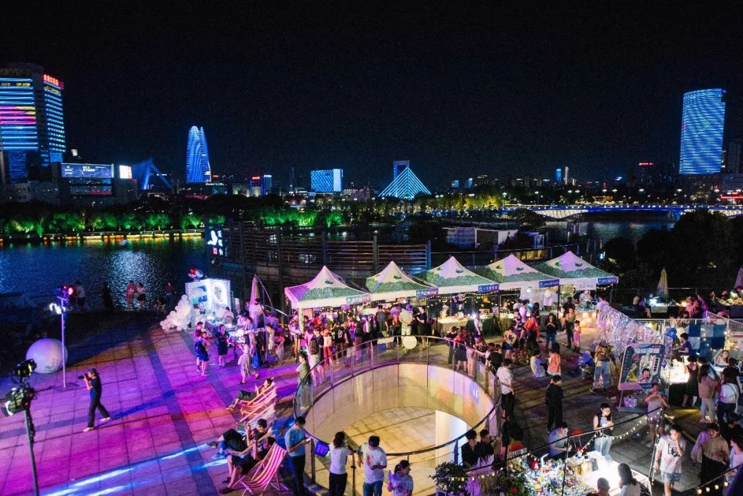 夏日夜晚的咆哮 夏日夜晚的咆哮描写