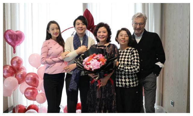 朗朗吉娜官宣生子 郎朗吉娜宣布喜得一子