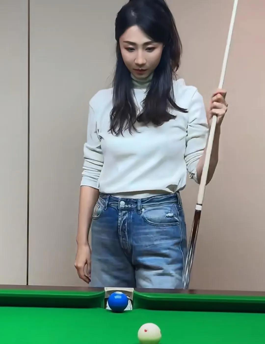 孙红雷与妻子牵手散步 孙红雷与妻子牵手散步图片