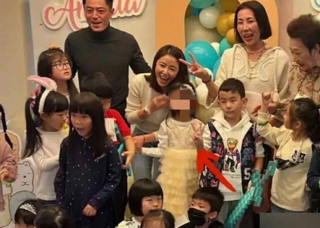 林心如一家四口照片 林心如的家庭成员
