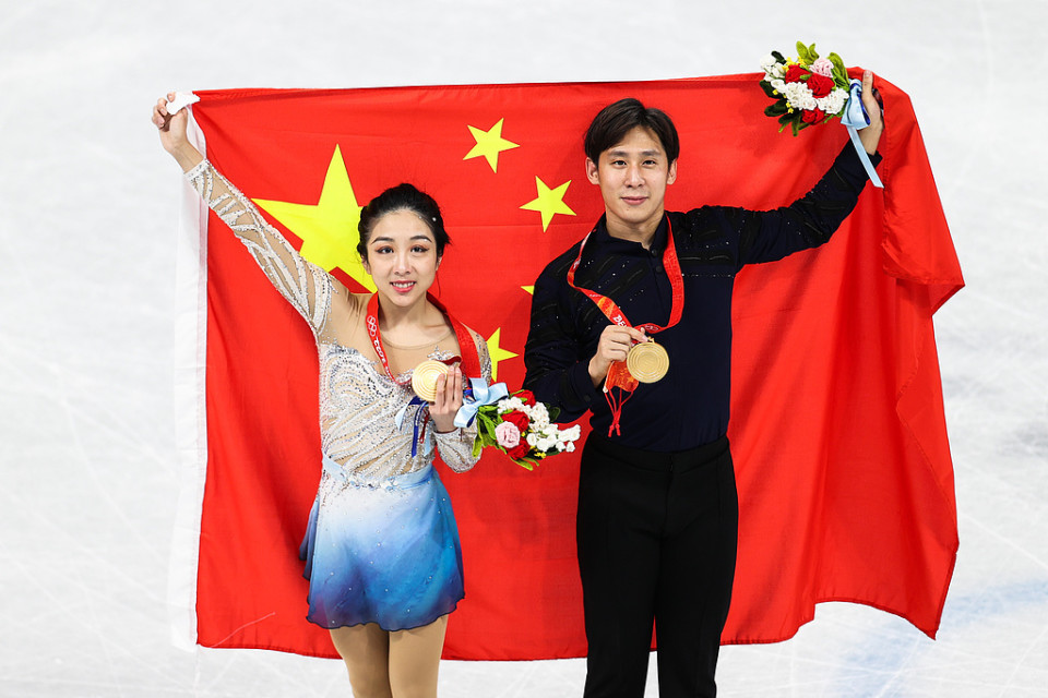 隋文静韩聪互戴金牌感动落泪 隋文静韩聪最新比赛视频
